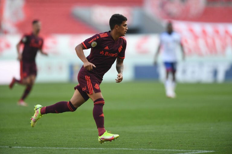 Após rumores de possível saída, Gustavo Maia estará à disposição contra o Corinthians