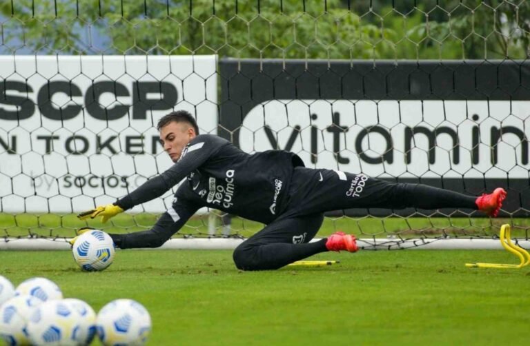 Corinthians enfrenta Chapecoense com mudança no gol alvinegro