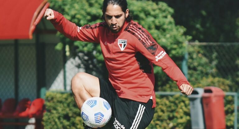 Ex-São Paulo critica forma física de Benítez: “Joga um jogo e fica oito sem jogar”