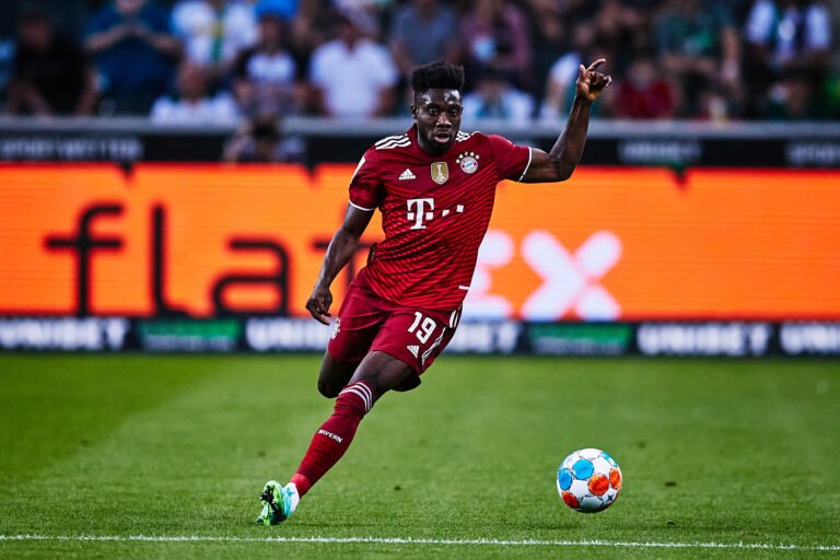 Alphonso Davies pode desfalcar Bayern de Munique em jogo contra o Benfica