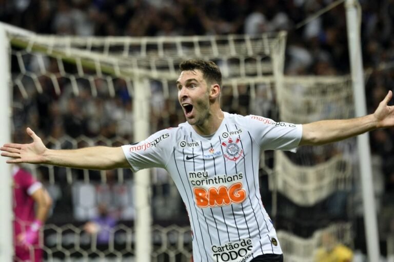 Ex-jogador ganha processo na FIFA e Corinthians tem pouco mais de um mês para quitar dívida