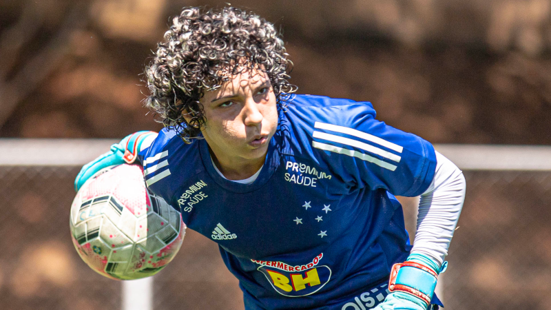 Ex-goleira de Cruzeiro e Grêmio, Carol Aquino morre aos 25 anos