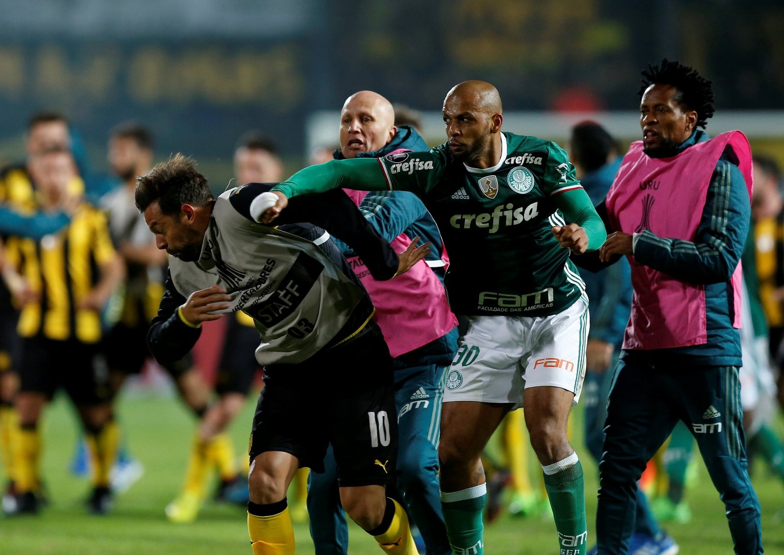Palmeiras encaminha liberação de Felipe Melo para final da Libertadores após confusão no Uruguai