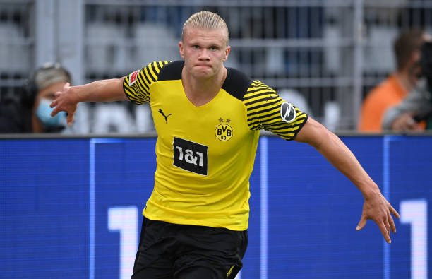 Borussia Dortmund tenta atrapalhar planos de Real Madrid e PSG com salário astronômico para Haaland