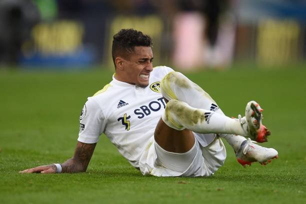 Raphinha sai machucado em empate do Leeds, mas descarta lesão grave