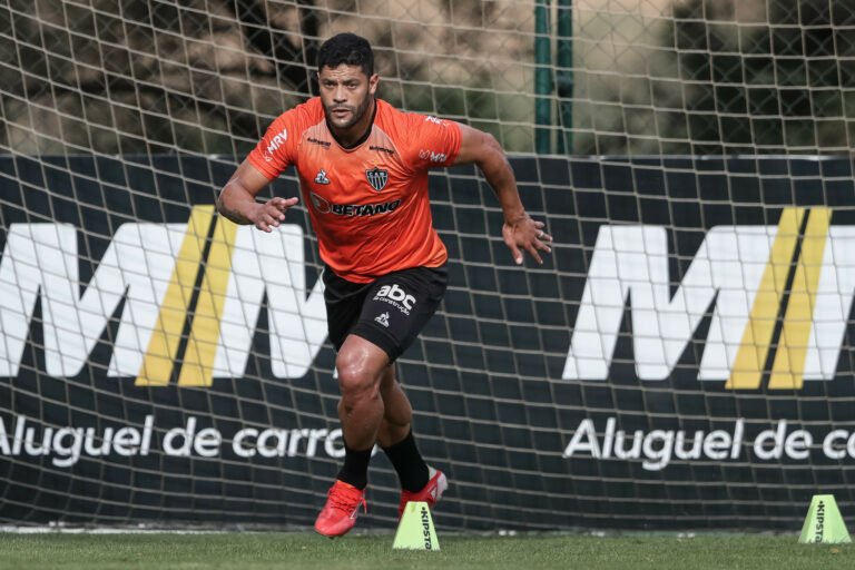 Hulk e Vargas treinam em campo e Atlético pode ter reforços para a próxima partida do Brasileirão
