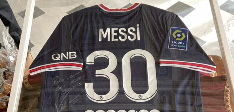 Papa Francisco emoldura camisa autografada por Messi no museu do Vaticano