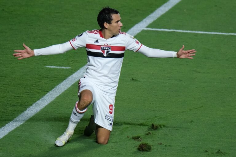 Belmonte revela cláusula de renovação automática no contrato de Pablo