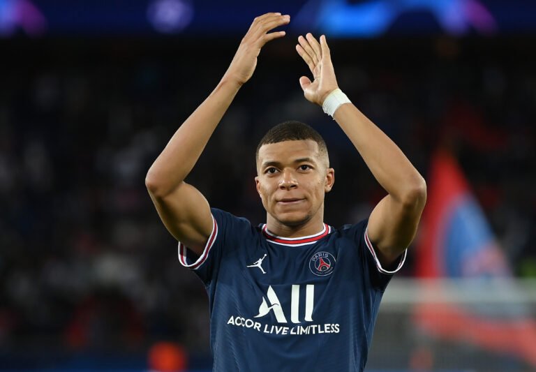 PSG ainda não desistiu de renovar contrato de Mbappé