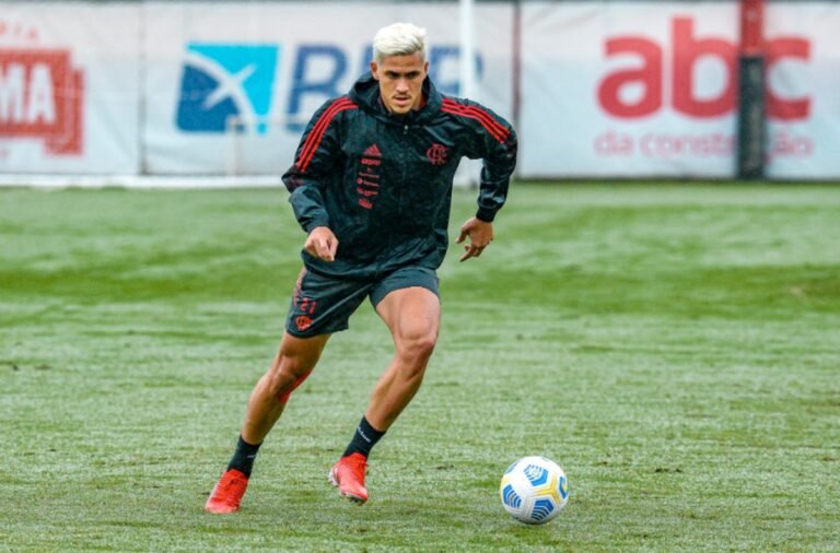 Flamengo informa que Pedro terá que passar por cirurgia no joelho