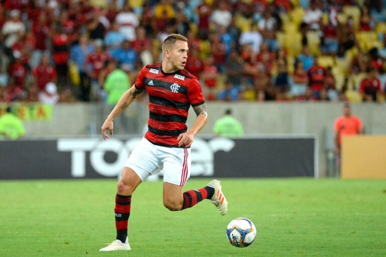 Flamengo tenta negociar saída de Piris da Motta, mas não encontra interessados