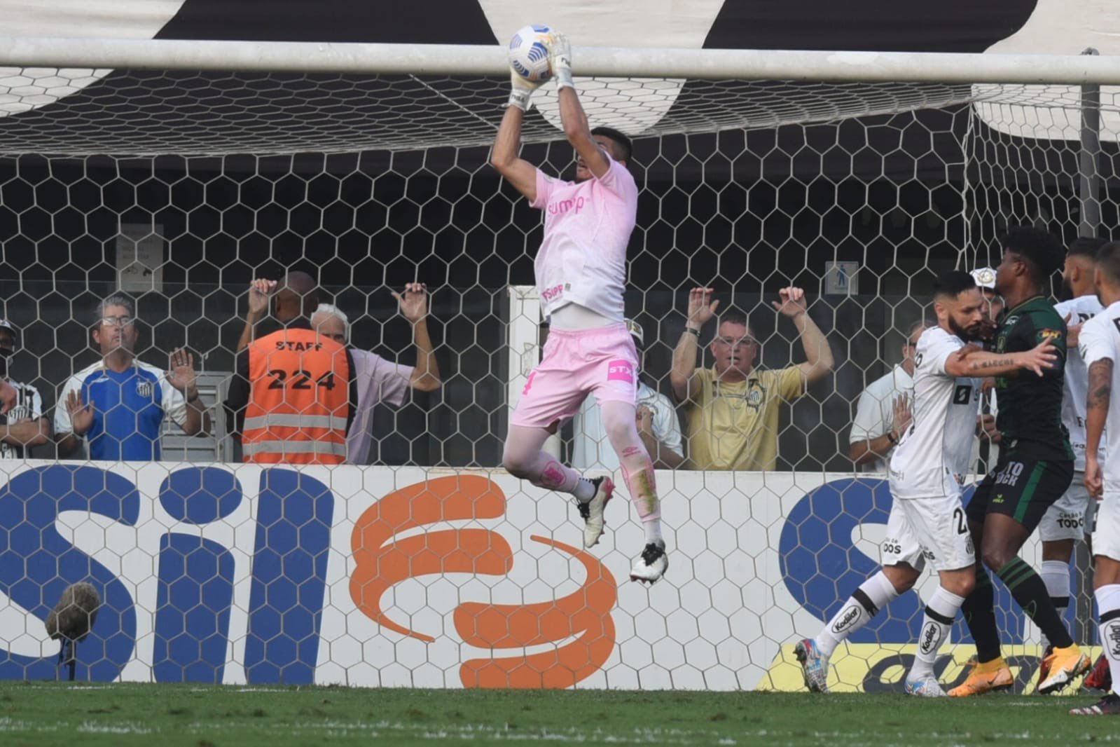 Há 10 rodadas do fim, Santos perde em casa e se complica