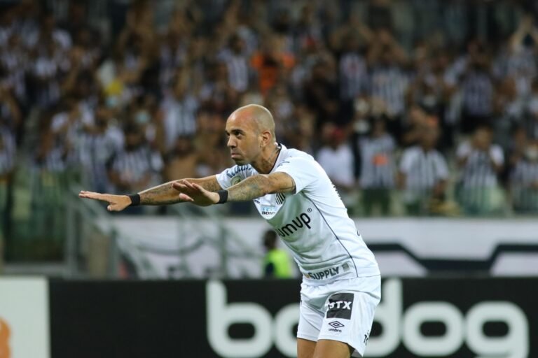 Diego Tardelli agradece homenagem e reverencia torcida do Atlético Mineiro