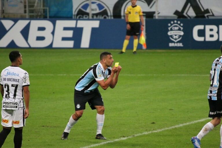 Diego Souza pode ser punido em até seis jogos por tirar cartão das mãos do árbitro