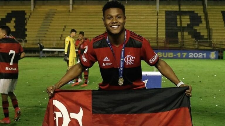 Destaque na base, Matheus França é relacionado pela primeira vez para um jogo do profissional