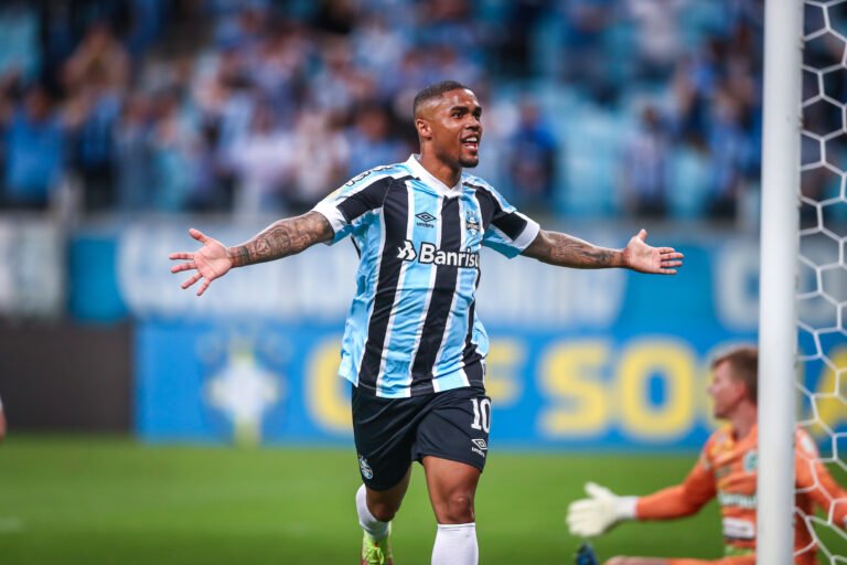 Douglas Costa e seus empresários procuram novo clube para 2022, diz rádio
