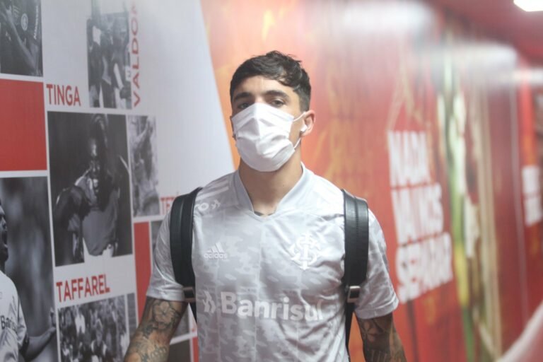 Saravia recebe o terceiro amarelo contra o Grêmio e não enfrenta o Juventude