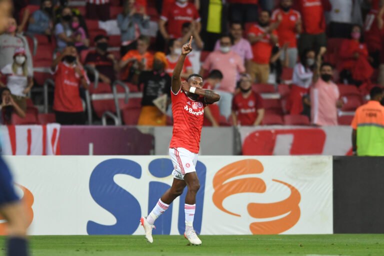 Edenilson marca dois, passa D’Alessandro e se torna o artilheiro do novo Beira-Rio