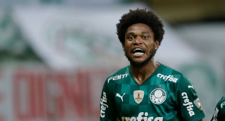 Luiz Adriano debocha da torcida do Palmeiras e pode ter contrato rompido