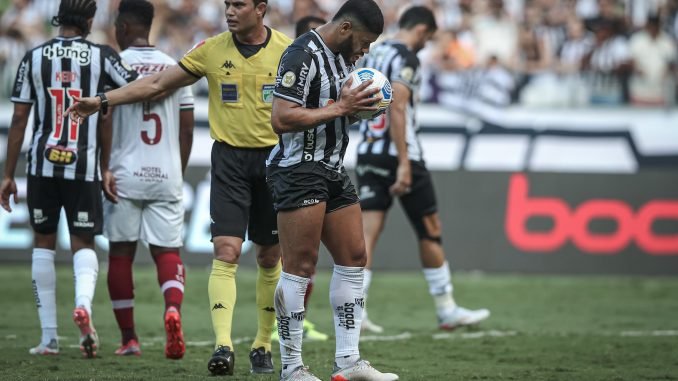 David Braz detona VAR em pênalti para o Atlético-MG: ‘Tecnologia é para ajudar e continuam os erros’