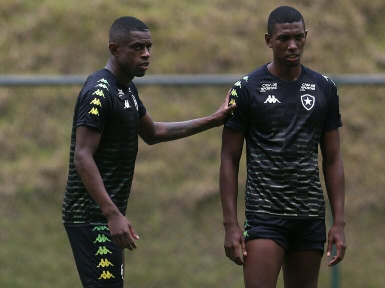 São Paulo define zagueiros do Botafogo como alvos para 2022