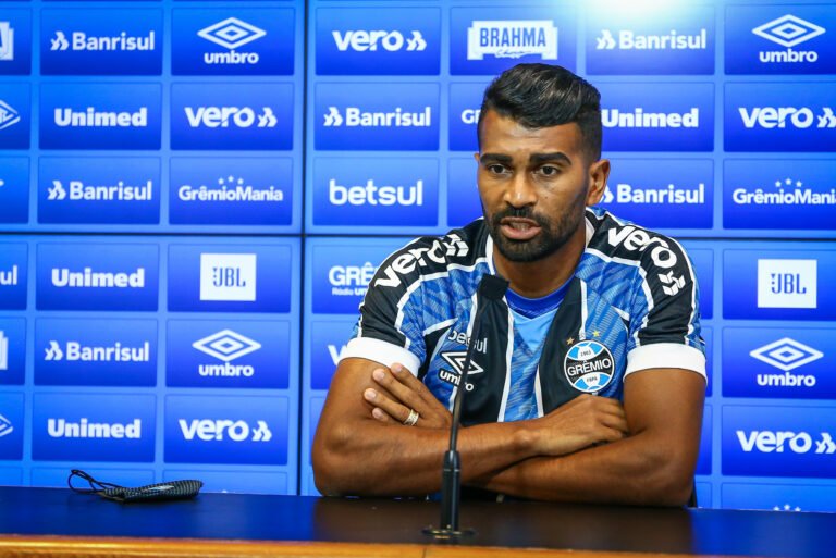 Atlético faz consulta por Thiago Santos, volante do Grêmio