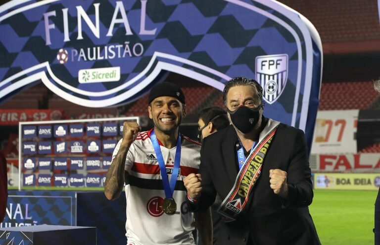 Daniel Alves culpa gestão de Casares por fracasso no Brasileirão: “Não souberam administrar”