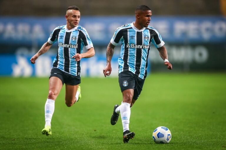 Grêmio pode negociar oito jogadores caso seja rebaixado, diz jornalista