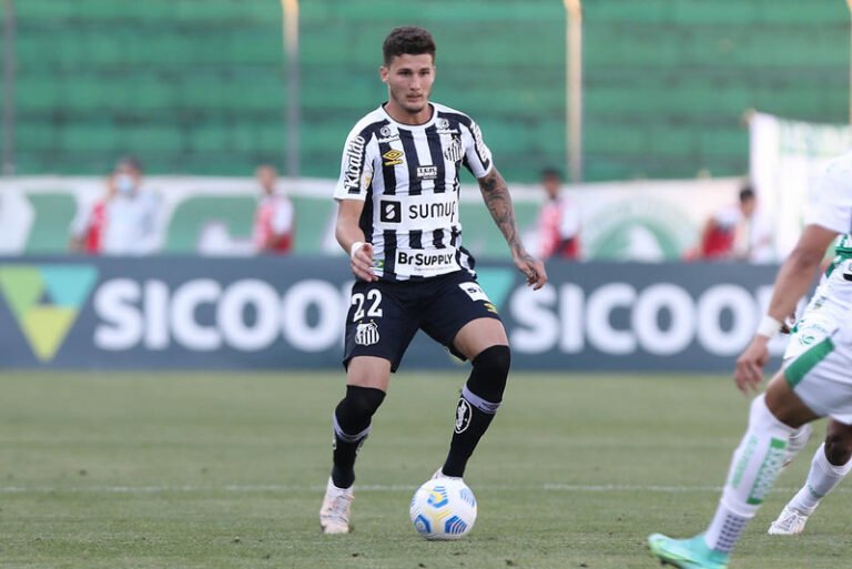 Titular na zaga do Santos, Danilo Boza é alvo de clubes do exterior