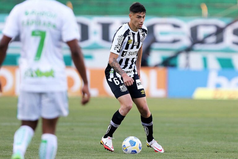 Velázquez não treina com elenco, mas não é dúvida contra o Palmeiras