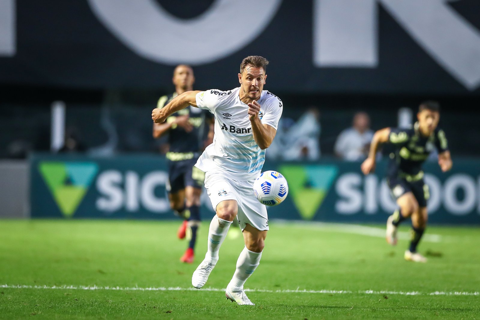 Atacante do Grêmio chora no banco de reservas após derrota contra o Bahia