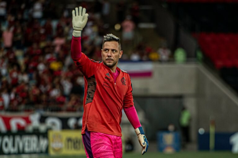 Com desgaste físico, Diego Alves é dúvida para duelo contra o São Paulo