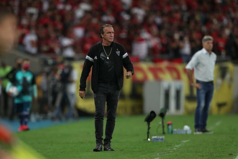Cuca será denunciado ao STJD por confusão em jogo entre Atlético e Flamengo