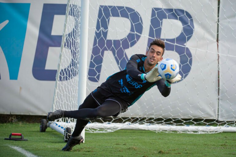 Com futuro incerto no Flamengo, César está no radar do Cruzeiro