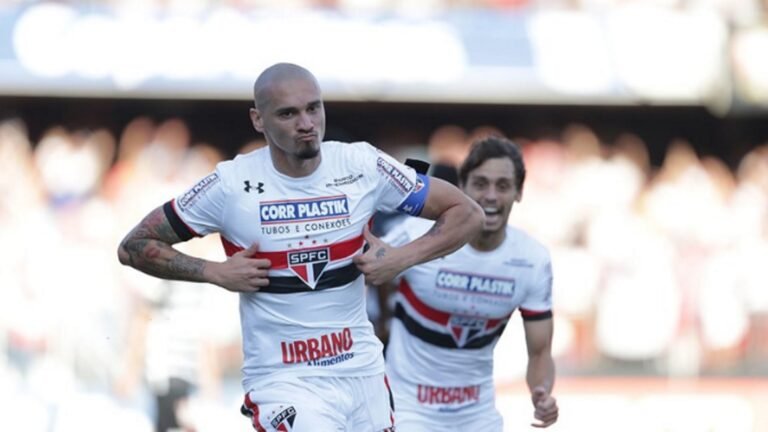 Livre no mercado, Maicon atrai interesse do Cruzeiro