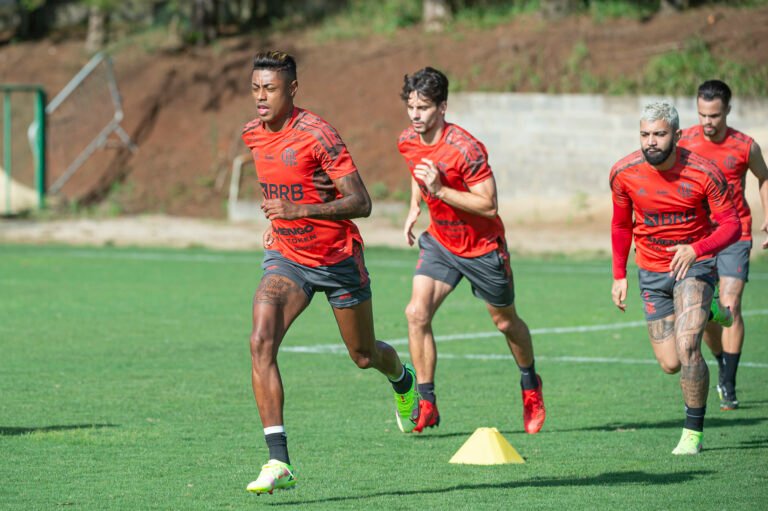 Último treino do Flamengo antes de duelo contra Chapecoense é marcado por confusão