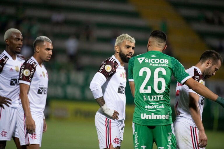 CBF confirma que VAR não checou lances polêmicos na partida entre Chapecoense x Flamengo