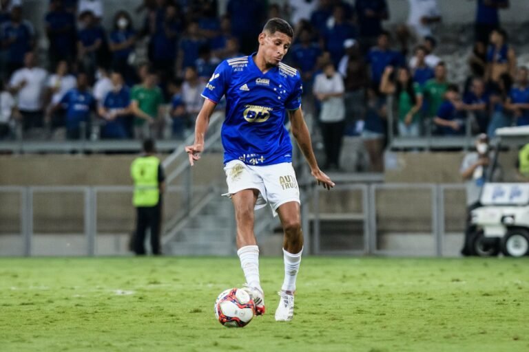 Adriano notifica Cruzeiro por atraso salarial e falta de pagamento de direitos trabalhistas