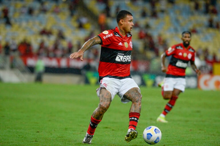 Kenedy é substituído após pancada no tornozelo e será reavaliado no Flamengo