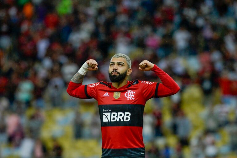Gabigol marca de pênalti e chega ao centésimo gol pelo Flamengo