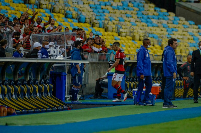 Diego é expulso contra o Bahia e desfalca Flamengo diante do São Paulo