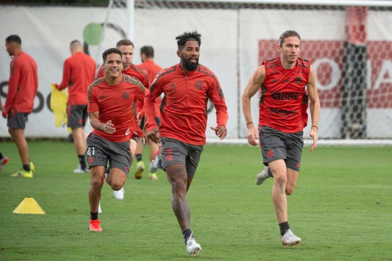 Filipe Luís treina, mas é preservado de partida contra o São Paulo