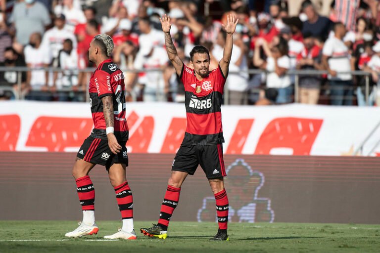 Artilheiro do Brasileirão, Michael comemora grande fase com a camisa do Flamengo