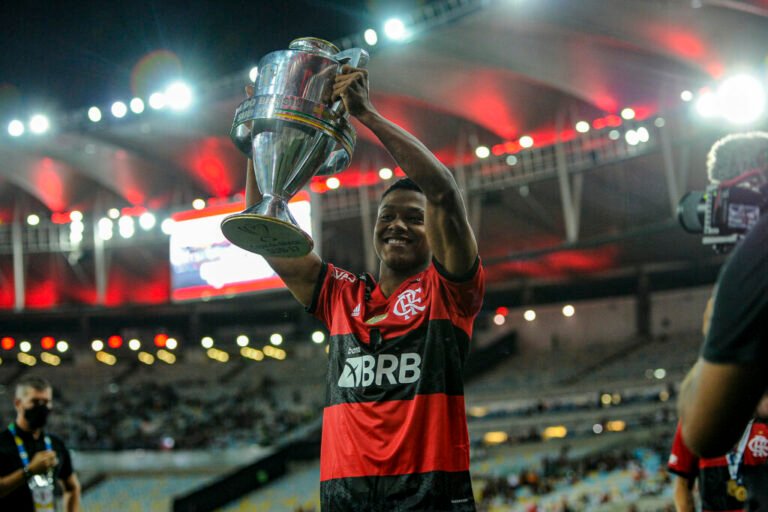 Destaque da base do Flamengo é relacionado para enfrentar o Grêmio