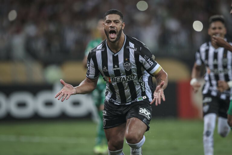 Com dois gols contra o Juventude, Hulk assume a artilharia do Brasileirão