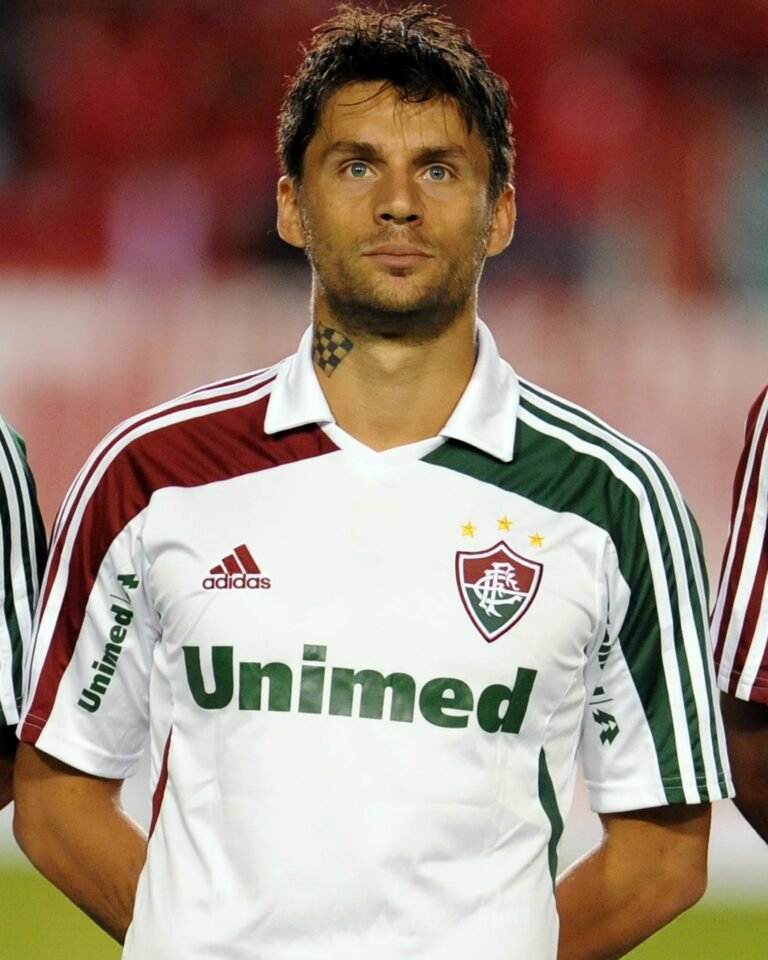 Campeão carioca e brasileiro pelo Fluminense, Sóbis anuncia aposentadoria