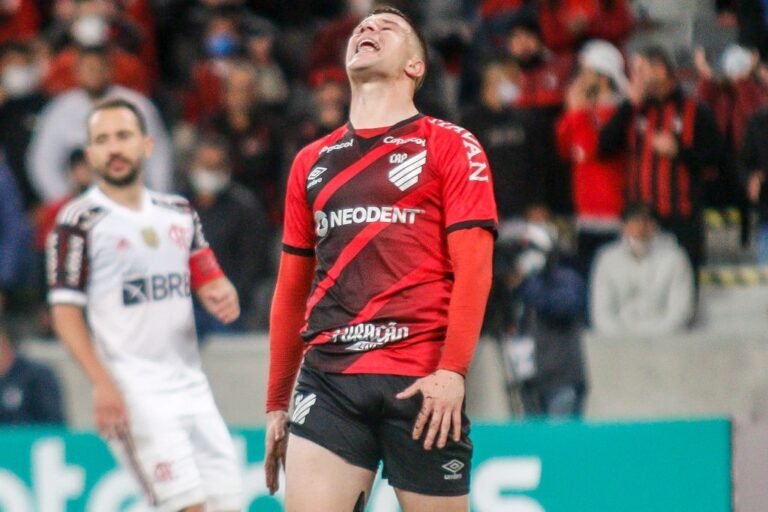 Árbitro relata motivo do cartão amarelo para Renato Kayzer, na partida contra o Flamengo