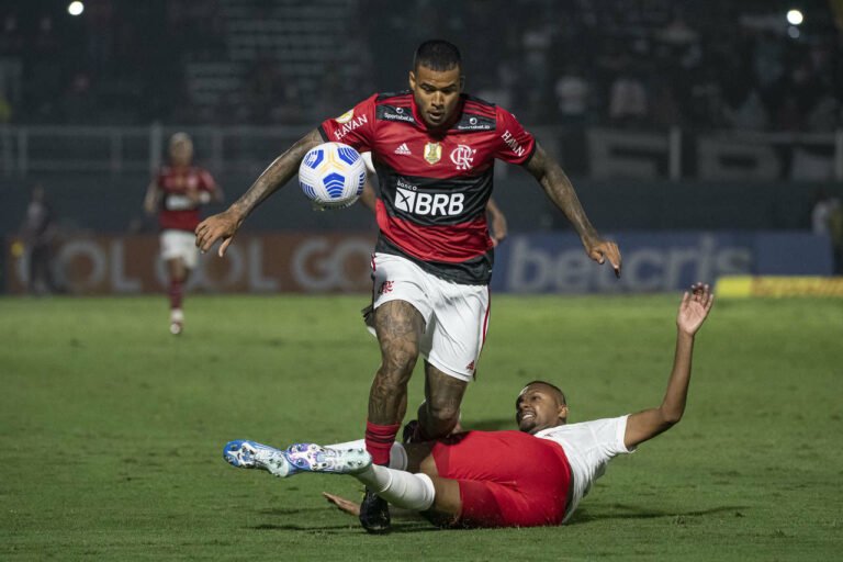 Kenedy treina e deve voltar a ser relacionado contra o Bahia