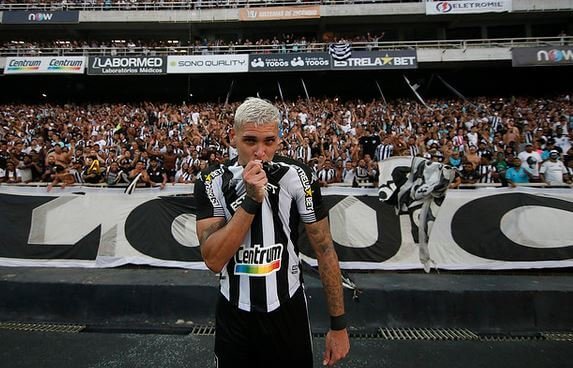Rafael Navarro deixa futuro em aberto no Botafogo: “Focado no título”