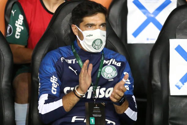 Abel Ferreira retribui homenagem aos funcionários do Palmeiras